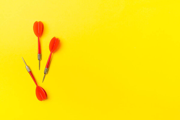 Красный дартс на цветном фоне, вид сверху.