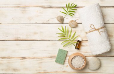 Ahşap arka planda spa ürünleri içeren kompozisyon, üst görünüm.