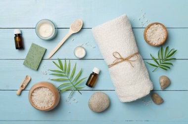 Ahşap arka planda spa ürünleri içeren kompozisyon, üst görünüm.