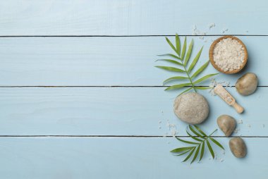 Ahşap arka planda spa ürünleri içeren kompozisyon, üst görünüm.