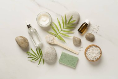 Mermer arka planda spa ürünleri içeren kompozisyon, üst görünüm.