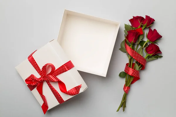 Valentines Day Gift Box Red Roses Color Background Top View — Stok fotoğraf
