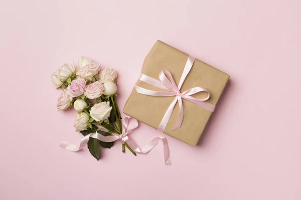 Gift Box Rose Flowers Color Background Top View — Photo