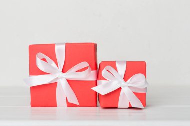 Tahta arka planda hediye kutuları