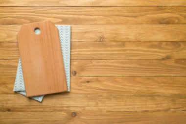 Tahta kesme tahtası ahşap arka planda, üst manzara.