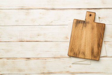 Tahta kesme tahtası ahşap arka planda, üst manzara.