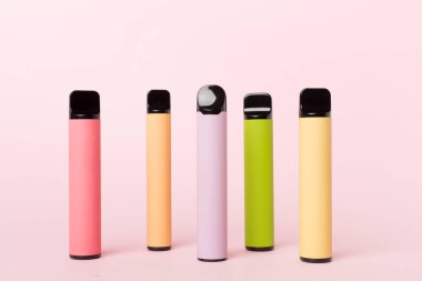 Renkli arka planda tek kullanımlık elektronik sigara