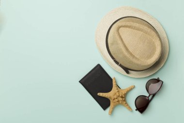 Renkli arka planda şapka, pasaport ve deniz kabukları, üst görünüm,