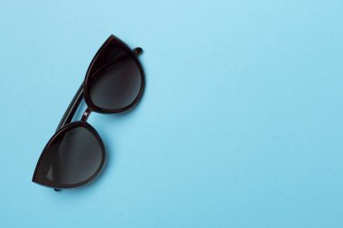 Renk arkaplan üzerinde güneş gözlüğü, üst görünüm.