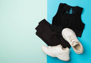 Renkli arka planda spor kıyafetleri olan düz konum, üst görünüm.