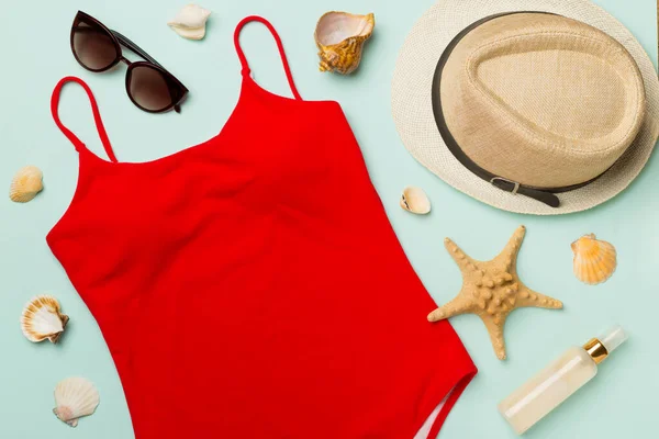 Mooie Rode Bikini Accessoires Kleur Achtergrond Bovenaanzicht — Stockfoto