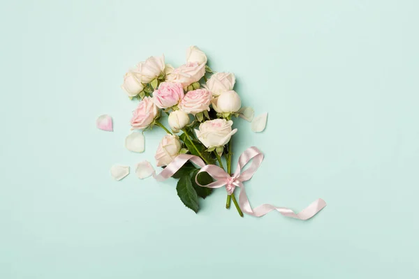 Small Bouquet Rose Flowers Color Background Top View — Stock fotografie