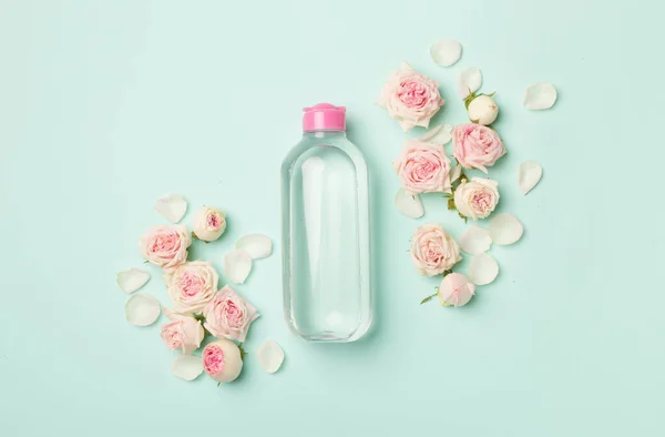 Micellar Water Rose Flower Color Background Top View — Stockfoto