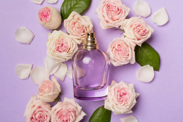 Bottle Perfume Rose Flowers Color Background Top View — Φωτογραφία Αρχείου