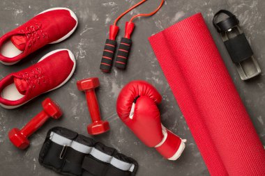 Beton zemin üzerinde kırmızı spor ekipmanları, üst görünüm