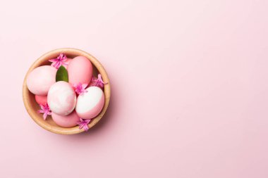 Renkli arka planda pembe Paskalya yumurtaları, üst görünüm