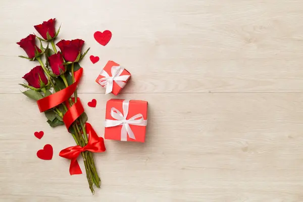 情人节礼品盒 木制背景红玫瑰 顶视图 — 图库照片
