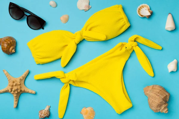 Bellissimo Bikini Giallo Accessori Sfondo Colori Vista Dall Alto — Foto Stock