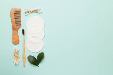 Renk arkaplanı ve üst görünümü üzerinde doğal biyolojik çözünebilir aksesuarlarla düz yatıyordu