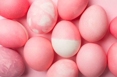 Renkli dekorlu pembe Paskalya yumurtaları, üst görünüm