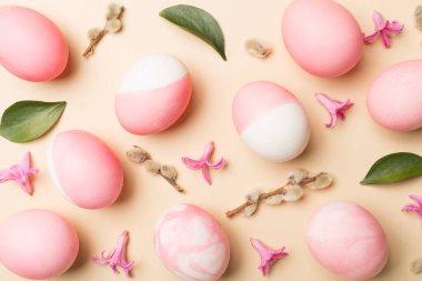 Renkli dekorlu pembe Paskalya yumurtaları, üst görünüm