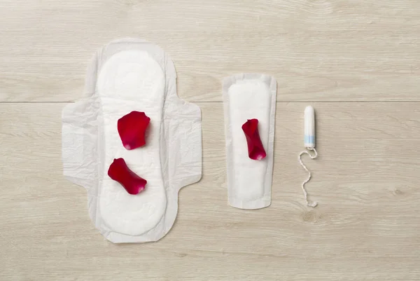 Produtos Higiene Menstruação Fundo Madeira Vista Superior — Fotografia de Stock