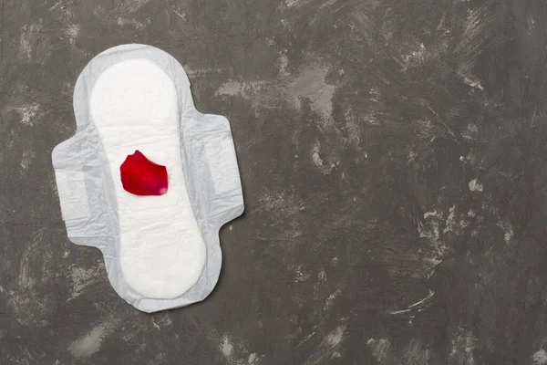 Almofada Menstrual Com Pétalas Vermelhas Fundo Concreto Vista Superior — Fotografia de Stock