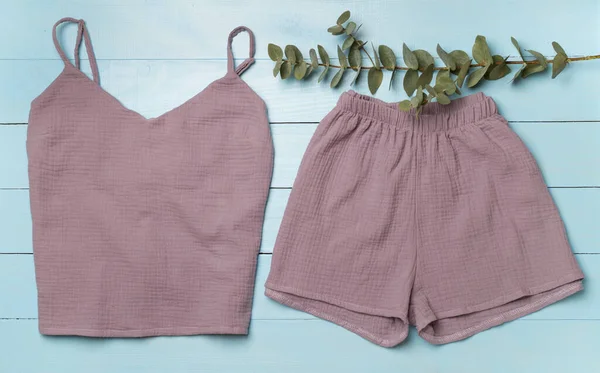 Επίπεδη Σύνθεση Lay Όμορφες Πιτζάμες Στο Φόντο Χρώμα Top View — Φωτογραφία Αρχείου
