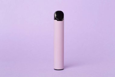 Renkli arka planda tek kullanımlık elektronik sigara