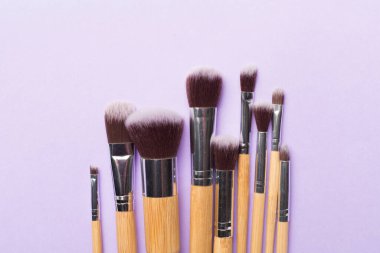 Renk arkaplanı ve üst görünümde fırçalar yap