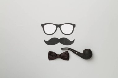 Gözlük, bıyık ve arka planda papyon, üst manzara. Babalar günün kutlu olsun..