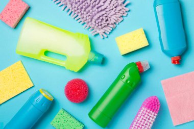 Renk arkaplanı ve üst görünümde birçok farklı ev temizleme ürünleri.