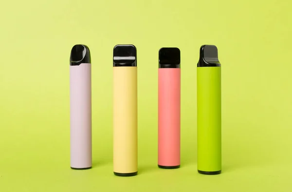 Engångs Elektroniska Cigaretter Färg Bakgrund — Stockfoto