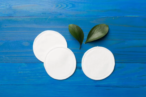 Cotton Reusable Pads Leaves Wooden Background Top View — Stockfoto