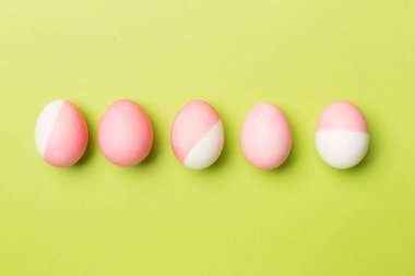 Renkli dekorlu pembe Paskalya yumurtaları, üst görünüm