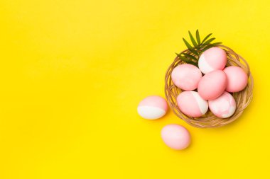 Renkli dekorlu pembe Paskalya yumurtaları, üst görünüm