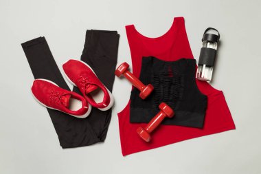 Renkli arka planda siyah spor kıyafeti, üst görünüm