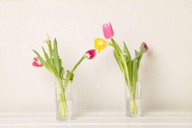 Tahta masadaki vazolarda lale çiçekleri.