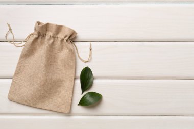 Ahşap arka planda küçük bir çevre çuvalı. Üst görünüm.