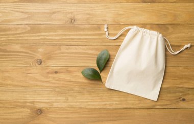 Ahşap arka planda küçük bir çevre çuvalı. Üst görünüm.