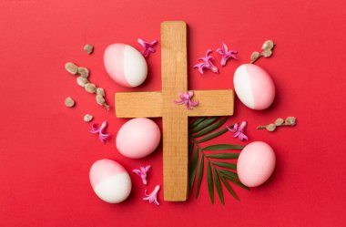 Çapraz ve yapraklı pembe Paskalya yumurtaları, üst görünüm