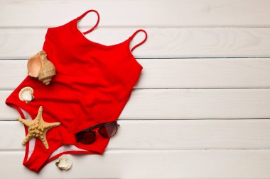 Renkli ahşap arka planda güzel kırmızı bikini, üst manzara.