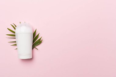 Renk arkaplanında doğal deodorant, üst görünüm