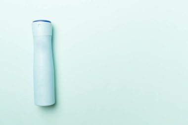 Renk arkaplanında doğal deodorant, üst görünüm