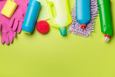 Renk arkaplanı ve üst görünümde birçok farklı ev temizleme ürünleri.