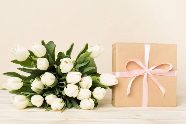 桌上放有礼品盒的白色郁金香花 — 图库照片