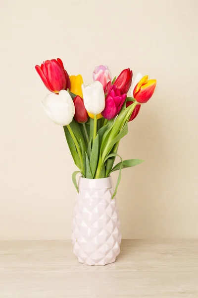 Квіти Тюльпанів Вазі Дерев Яному Столі — стокове фото