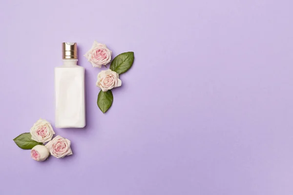 Cosmetic Bottle Rose Flower Color Background Top View — Φωτογραφία Αρχείου