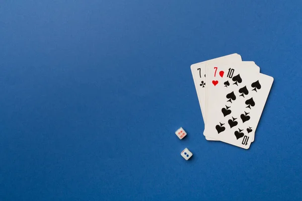 Renkli Arka Planda Kart Zarlar Oynanıyor Kumar Konsepti Üst Görünüm — Stok fotoğraf