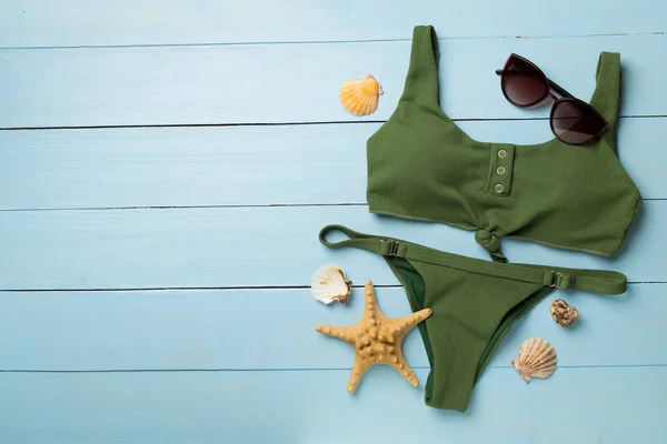 Bellissimo Bikini Verde Sfondo Legno Colori Vista Dall Alto — Foto Stock